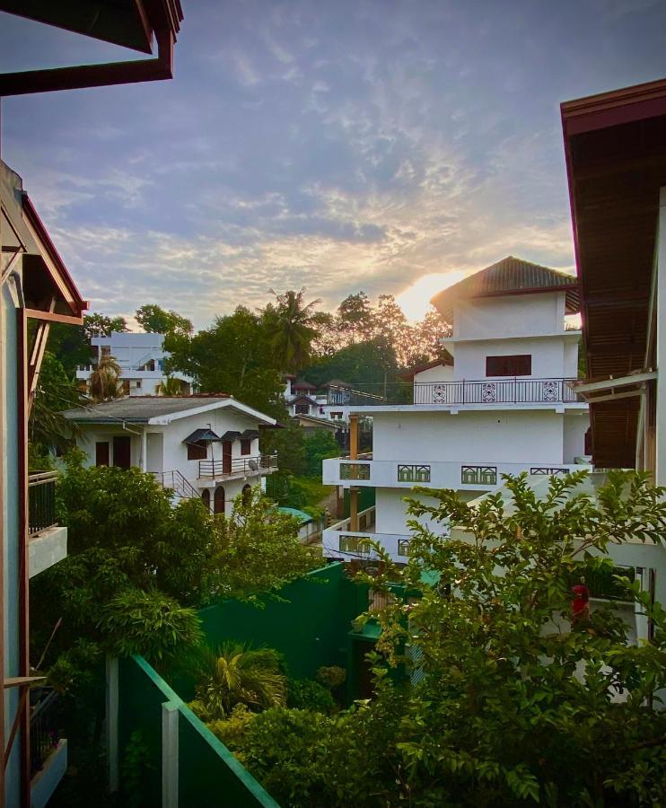 גאלה Nirosha Guest House מראה חיצוני תמונה